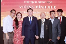 El presidente de la Asamblea Nacional de Vietnam, Vuong Dinh Hue, se reúne con compatriotas en Argentina. (Fotografía: VNA)