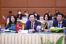El presidente de la Asamblea Nacional de Vietnam, Vuong Dinh Hue, interviene en el evento. (Fotografía: VNA)