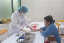 Chequeo de salud para pobladores. (Fotografía: VNA)
