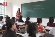 La profesora Lu Thi Yen, de la escuela secundaria de Nua Ngam, durante una clase de música con sus alumnos. (Fotografía: VOV)