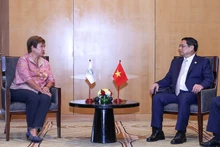 El primer ministro Pham Minh Chinh (derecha) y la directora gerente del Fondo Monetario Internacional (FMI), Kristalina Georgieva. (Fotografía: VNA)