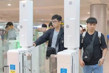 Los pasajeros pasan por las puertas automáticas en el aeropuerto de Tan Son Nhat. (Fotografía: vnexpress.net)
