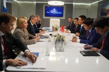 El ministro de Industria y Comercio de Vietnam, Nguyen Hong Dien durante la sesión de trabajo con el titular ruso de Energía, Nikolai Shulginov. (Fotografía: VNA)