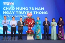 El jefe de redacción del periódico Nhan Dan y también presidente de la Asociación de Periodista de Vietnam, Le Quoc Minh, y líderes de VNA. (Fotografía: VNA)