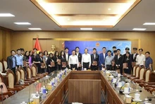 Representantes del Ministerio de Educación y Formación estimulan a los estudiantes. (Fotografía: VNA)