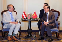 El presidente vietnamita, Vo Van Thuong, recibe a Alfred Gerstl, titular de la Asociación de Amistad Austria- Vietnam. (Fotografía: VNA)