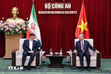 El ministro de Seguridad Pública de Vietnam, To Lam, y el comandante en jefe del Comando de Aplicación de la Ley de Irán, Ahmad Reza Radan. (Fotografía: VNA)
