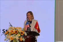 Susan Burns, cónsul general de Estados Unidos en Ciudad Ho Chi Minh, interviene en la cita. (Fotografía: VNA)
