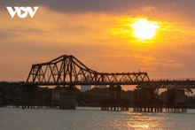 Los bellos atardeceres en el puente Long Bien