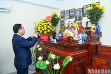 El presidente de la Asamblea Nacional de Vietnam, Vuong Dinh Hue, ofrece inciensos al presidente difunto del Parlamento, Le Quang Dao. (Foto: Nhan Dan)