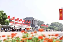 Mausoleo de Ho Chi Minh recibe a más de 50 mil visitantes durante días feriados.