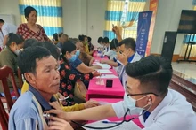 Los médicos realizan consulta médica a los pobladores de la provincia de Kien Giang (Fotografía: VNA)