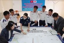 Los oficiales de ambas naciones intercambiaron planes de entrenamiento de búsqueda y rescate en el mar. (Fotografía: VNA)