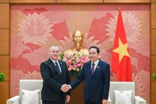 El vicepresidente permanente de la Asamblea Nacional de Vietnam (ANV), Tran Thanh Man (D), recibe al presidente del Grupo Parlamentario de Amistad Rumania-Vietnam, Eugen Neata. (Fotografía: VNA)
