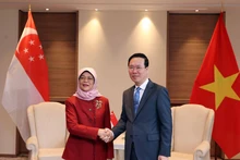 El presidente de Vietnam, Vo Van Thuong y su homóloga singapurense, Halimah Yacob. (Fotografía: VNA)
