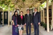 El embajador vietnamita en Australia, Nguyen Tat Thanh (segundo de derecha a izquierda), y la gobernadora de Australia del Sur, Frances Adamson (segunda de izquierda a derecha). (Fotografía: VNA)