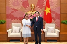 El presidente de la Asamblea Nacional, Vuong Dinh Hue, (derecha) y la secretaria general de la Federación de Mujeres Cubanas, Teresa María Amarelle Bouúe. (Fotografía: Nhan Dan)