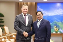 El primer ministro vietnamita, Pham Minh Chinh, y el flamante embajador dinamarqués en Hanói, Nicolai Prytz. (Fotografía: VNA)