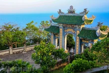 Contemplan la hermosa pagoda Linh Ung en la península de Son Tra