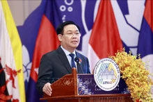 El presidente de la Asamblea Nacional, Vuong Dinh Hue, habla en la primera sesión plenaria de AIPA-43. (Fotografía: VNA)