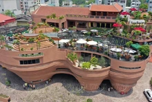 Tocadiscos gigantes de cerámica en el Museo de Bat Trang