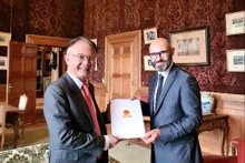 El embajador de Vietnam en los Países Bajos, Ngo Huong Nam, presenta las cartas credenciales ante la Corte Permanente de Arbitraje.