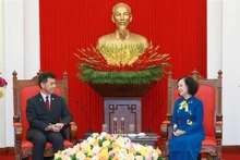 Izumi Kenta, presidente del Partido Democrático Constitucional de Japón, y Truong Thi Mai, La miembro del Buró Político, permanente del Secretariado del Comité Central del PCV y jefa de su Comisión de Organización. (Fotografía: VNA)