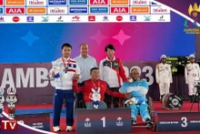 El pesista Nguyen Van Hung recibe la medalla de oro. (Fotografía: VNA)