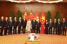 El secretario general del Partido Comunista de Vietnam, Nguyen Phu Trong, y su esposa y el secretario general del Partido Comunista y presidente de China, Xi Jinping, y su esposa se tomaron una fotografía con los delegados. (Fotografía: VNA)