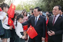 El presidente de la Asamblea Nacional de Vietnam , Vuong Dinh Hue, se reúne con representantes de la comunidad de connacionales en China. (Fotografía: VNA)