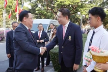 El presidente de la Asamblea Nacional de Vietnam, Vuong Dinh Hue, se encuentra con el director de la Universidad de Chulalongkorn, Bundhit Eua-arporn.