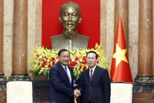 El presidente de Vietnam, Vo Van Thuong (derecha), y el viceprimer ministro y titular de Relaciones Exteriores y Cooperación Internacional de Camboya, Prak Sokhonn. (Fotografía: VNA)