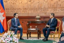 El viceministro de Relaciones Exteriores de Vietnam Do Hung Viet y el viceprimer ministro y ministro de Relaciones Exteriores y Cooperación Internacional de Camboya, Sok Chenda Sophea. (Fotografía: VNA)