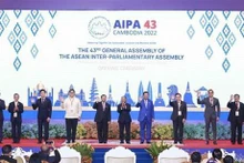 El presidente de la Asamblea Nacional de Vietnam, Vuong Dinh Hue, y dirigentes de parlamentos miembros de la AIPA en la cita. (Fotografía: VNA)