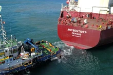 Un buque transporta petróleo a la empresa de Refinería y Petroquímica Nghi Son (NSRP). (Fotografía: Cortesía de la empresa)