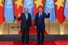 El presidente de la Asamblea Nacional de Vietnam, Vuong Dinh Hue, y el secretario general de la ONU, António Guterres, antes del encuentro.