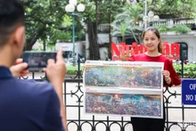 [Foto] Miles de versiones en papel de pintura panorámica de Campaña de Dien Bien Phu llegan a lectores del periódico Nhan Dan