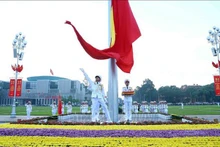 Ceremonia de izamiento de la bandera en la plaza Ba Dinh con motivo del Día Nacional. (Fotografía: VNA)