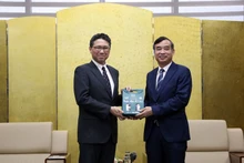 El presidente del Comité Popular de Da Nang, Le Trung Chinh, con el cónsul general de Japón, Mori Takero. (Fotografía: VNA)