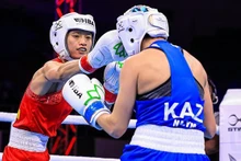 La boxeadora Nguyen Thi Tam de Vietnam (de uniforme rojo) en el partido contra su rival kazaja Nazym Kyzaibay. (Fotografía: vietnamexpress) 