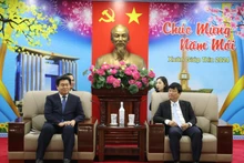 El presidente del Comité Popular de Binh Duong, Vo Van Minh, recibe al alcande de Siheung, Lim Byeong-taek. (Fotografía: VNA)