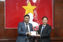 El cónsul general de la India en Ciudad Ho Chi Minh, Madan Mohan Sethi, yNguyen Thuc Hien, vicepresidente del Comité Popular de la ciudad de Can Tho. (Fotografía: VNA)