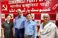 El embajador de Vietnam en la India, Nguyen Thanh Hai (segundo desde la derecha), y el secretario general del PCI, D.Raja (tercero desde la derecha). (Fotografía: Embajada de Vietnam en la India)
