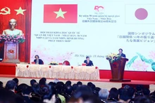 Nguyen Xuan Thang, director de la Academia Nacional de Política Ho Chi Minh y presidente del Consejo Teórico Central, interviene en el evento. (Fotografía: VNA)