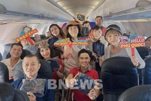 Pasajeros del vuelo de Vietjet a Phu Quoc. (Fotografía: VNA)