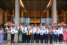 El presidente de la Asamblea Nacional, Tran Thanh Man, y los jefes de los medios de comunicación durante la reunión. (Fotografía: Nhan Dan)