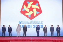 El presidente de la Asamblea Nacional de Vietnam, Vuong Dinh Hue, y delegados en la ceremonia para anunciar el logotipo, la identidad visual, el sitio web y el tráiler oficial de la novena Conferencia Mundial de Jóvenes Parlamentarios. (Fotografía: VNA)