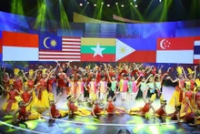 Actuación de los niños de la Asean en la noche de apertura del Festival de los Niños de la Asean+ 2017. (Fotografía: VNA)