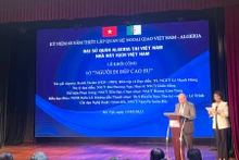 El embajador de Argelia en Vietnam, Boubazine Abdelhamid, interviene en el evento.