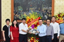 [Foto] Felicitan a Nhan Dan con motivo del Día de la Prensa Revolucionaria